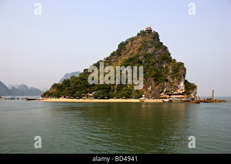 Karst Insel Ha Long Bay Vietnam Stockfoto