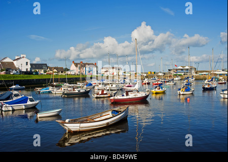 Aberaeron Hafen west mit Blick auf Meer Stockfoto