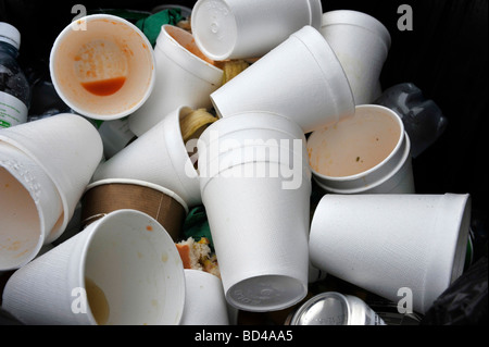 Stapel entwurstellter, leerer gebrauchter Polystyrol-Trinkbecher im Abfalleimer Stockfoto