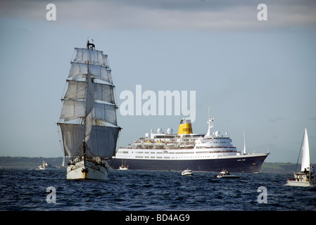 Astrid Brig Schiff und Saga Ruby Kreuzfahrt Schiff, Funchal 500 Tall Schiffe Regatta 2008, Falmouth, Cornwall, UK Stockfoto