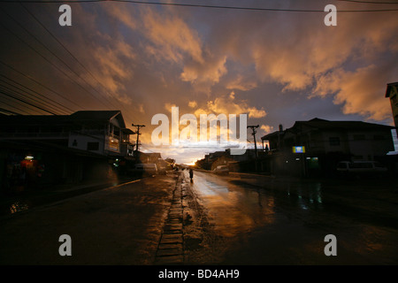 Phonsavan, Laos 2006: Niedrige Wolken fängt die letzten Strahlen der Sonne für eine große Sonnenuntergang nach starkem Regen über die Stadt. Stockfoto