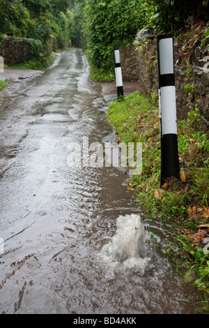 Wasser sprudelt aus Abfluss und liefen Feldweg nach starken Regenfällen. Stockfoto