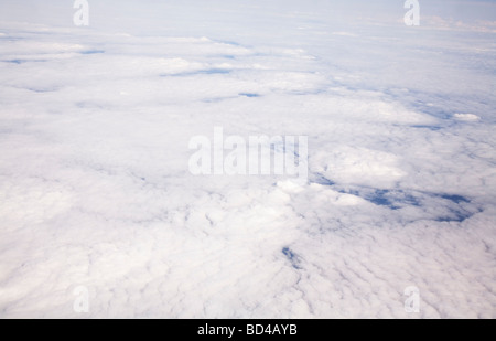 Luftaufnahme der Wolkenbildung aus großer Höhe übernommen Stockfoto