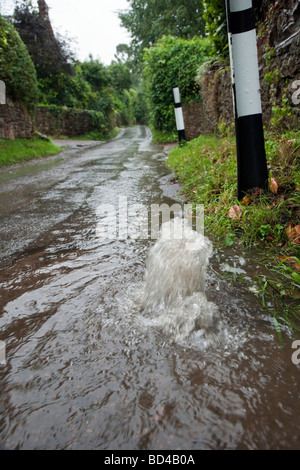 Wasser sprudelt aus Abfluss und liefen Feldweg nach starken Regenfällen. Stockfoto