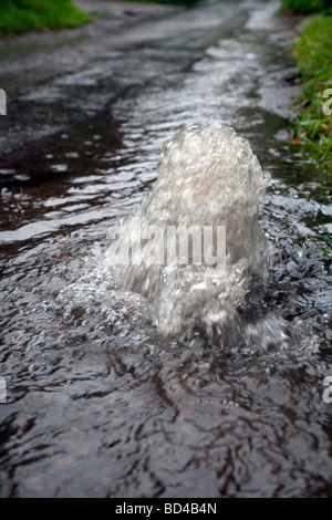 Wasser sprudelt aus Abfluss und liefen Feldweg nach starken Regenfällen. Stockfoto