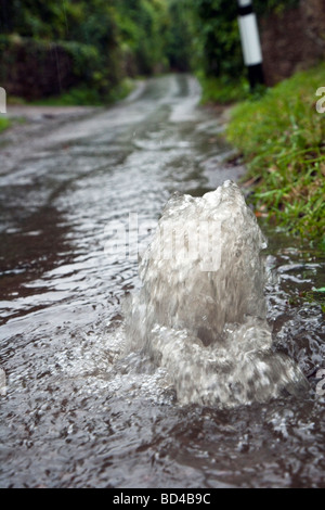 Wasser sprudelt aus Abfluss und liefen Feldweg nach starken Regenfällen. Stockfoto