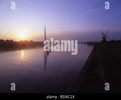 Sonnenaufgang auf dem Fluss Bure Stracey Arms auf den Norfolk Broads. Stockfoto