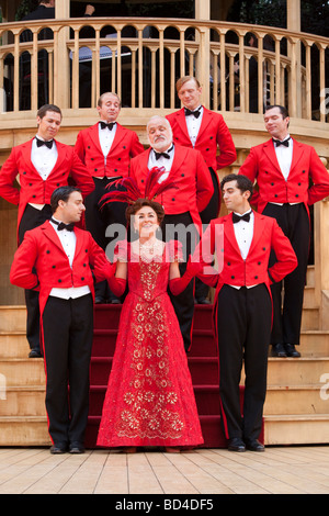 Musical Hello, Dolly! durchgeführt durch die Besetzung mit Samantha Spiro im Regents Park Open Air Theatre, London, August 2009 Stockfoto