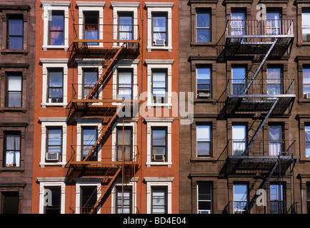 New York City restauriertes Mietshaus oder Gebäude. Renovierte Wohnhäuser auf der Upper East Side von New York Stockfoto