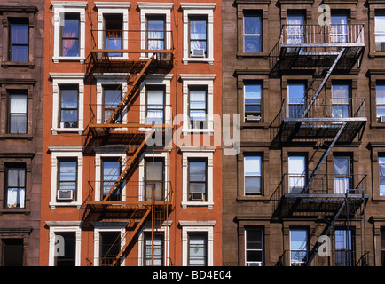 New York City restauriertes Mietshaus oder Gebäude. Renoviertes Wohnviertel in Brownstones auf der Upper East Side von New York USA Stockfoto