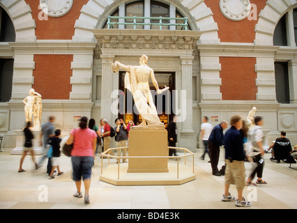 Metropolitan Museum of Art, Innenraum des amerikanischen Flügels. Besucher der Ausstellung in Petrie Court. Fifth Avenue New York City Wahrzeichen. USA Stockfoto