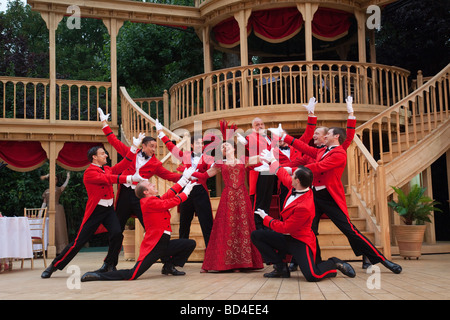 Musical Hello, Dolly! durchgeführt durch die Besetzung mit Samantha Spiro im Regents Park Open Air Theatre, London, August 2009 Stockfoto