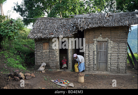 Eine Frau und ihre Familie am Rande von Bwindi undurchdringlichen Wald Südwesten Ugandas Stockfoto