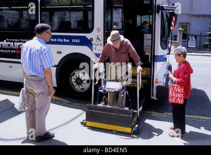 Älterer behinderter Mann, der mit einem orthopädischen Walker aus einem Stadtbus steigt. Öffentliche Verkehrsmittel. Langlebigkeit. Leute, die warten, um in den Bus zu steigen Stockfoto