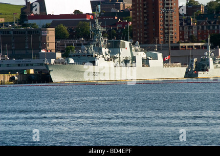 Schiffe angedockt an CFB, Canadian Forces Base Halifax, Nova Scotia, Kanada Stockfoto