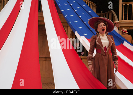 Musical Hello, Dolly! durchgeführt durch die Besetzung mit Samantha Spiro im Regents Park Open Air Theatre, London, August 2009 Stockfoto