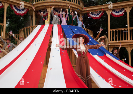 Musical Hello, Dolly! durchgeführt durch die Besetzung mit Samantha Spiro im Regents Park Open Air Theatre, London, August 2009 Stockfoto