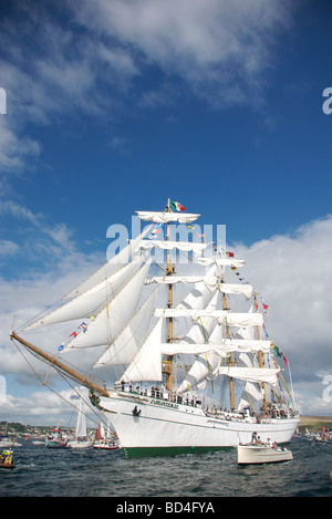 Zuschauer-Boote und die mexikanische drei Masten Viermastbark Cuauhtemoc, Funchal 500 Tall Ships Race 2008, Falmouth, Cornwall, England Stockfoto