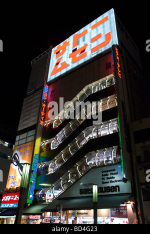 Elektronik-Geschäft in der Nacht in Akihabara, Tokyo, Japan Stockfoto