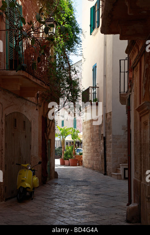 Roller in einer engen Straße geparkt, Polignano a Mare, Apulien, Italien. Stockfoto