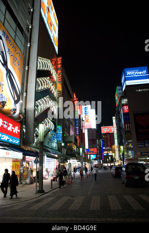 Elektronik-Fachgeschäften in der Nacht in Akihabara, Tokyo, Japan Stockfoto