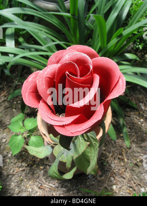 Detail der roten Kunststoff künstliche rose Blume im Garten Stockfoto