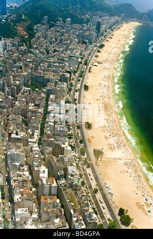 Luftaufnahme des weltberühmten Copacabana Strand in Rio De Janeiro in Brasilien Stockfoto