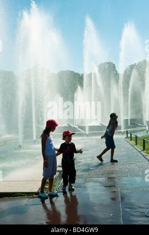 Paris Frankreich, Straßenszene, Touristen Kinder, die in öffentlichen Wasserbrunnen am Trocadero spielen, während der urbanen Hitzewelle im Sommer, abkühlen sich ab Stockfoto