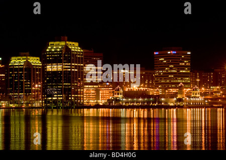 Halifax Waterfront Architecture at Night, Nova Scotia, Kanada. Beleuchtete Skyline der Stadt und Gebäude, die sich in der Abenddämmerung auf dem Hafenwasser spiegeln. Stockfoto