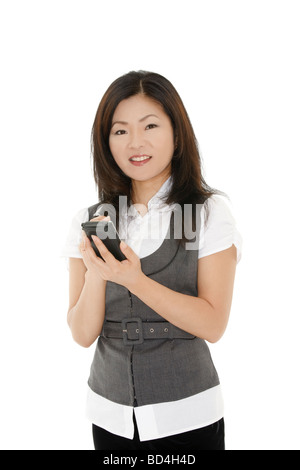 Schöne asiatische Geschäftsfrau arbeitet mit einem PDA auf weißem Hintergrund Stockfoto