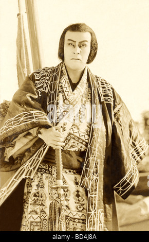 Samurai-Krieger mit Katana in aufwendigen Kimono Stockfoto