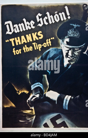 WWII Poster: Danke Schon, danke für den Tipp mit Nazi-deutschem Kriegsmarine U-Boot Offizier und Hakenkreuz. Warnung vor lauter Stimme. Stockfoto