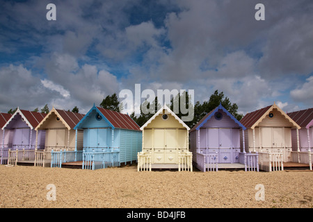 Pastell gemalt bunten Strandhäuschen, Mersea Island, Essex, UK Stockfoto