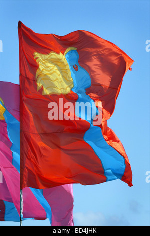 Bunte Fahnen in Penzance Golowan Festival Stockfoto