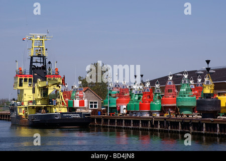 Navigation-Bojen Docks im Hafen von Vlissingen mit Boje Verlegung Schiff Stockfoto