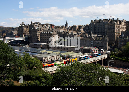 Blick von Scotts Denkmal über Waverley Bridge mit Touristenbussen und der Bahnhof Waverley Street in Edinburgh suchen Stockfoto