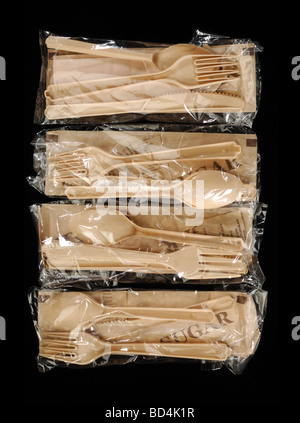 Vier Plastiktüten mit Essgeschirr auf schwarzem Hintergrund Stockfoto