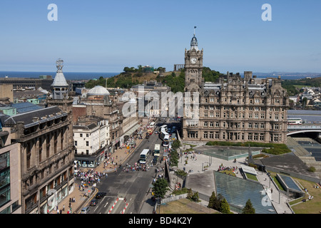 Blick von Scotts Denkmal blickte Princess Street in Richtung Balmoral Hotel und Calton Hill in Edinburgh, Schottland Stockfoto