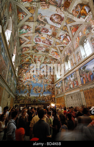 Rom Italien Touristen drängen sich die Sixtinische Kapelle in den Vatikanischen Museen Stockfoto