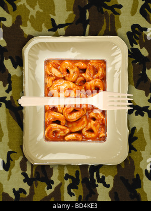 Eine militärische Lebensmittel rationieren Paket mit einer Gabel auf einem Hintergrund von Tan Tarnung, Käse Pasta tortellini Stockfoto