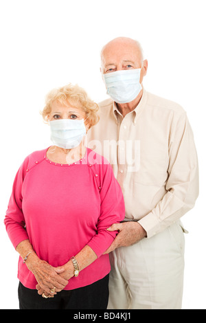 Besorgt älteres paar chirurgische Masken zum Schutz gegen Grippe-Epidemie isoliert Stockfoto
