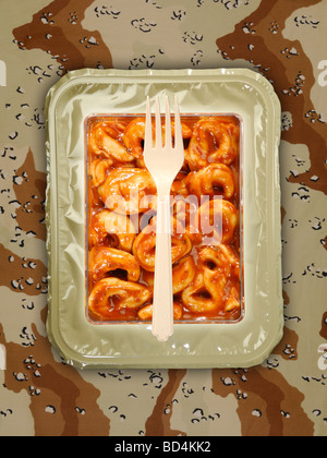 Eine militärische Lebensmittel rationieren Paket mit einer Gabel auf einem Hintergrund von Tan Tarnung, Käse Pasta tortellini Stockfoto