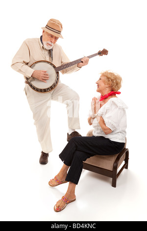 Senior woman Ständchen seiner Frau auf seinem Banjo isoliert auf weiß Stockfoto