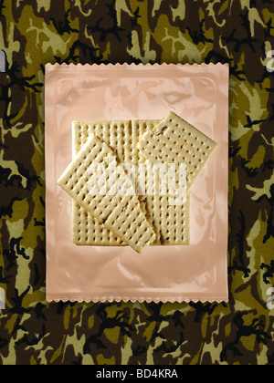 Eine militärische Lebensmittel rationieren Paket mit Crackern auf einem Hintergrund von grünen Tarnung Stockfoto