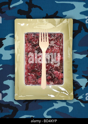 Militärische Lebensmittel rationieren Paket mit Utensil auf einem Hintergrund blau Camouflage, Heidelbeeren, Kirschen cobbler Stockfoto