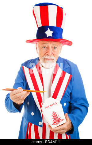 Amerikanische Ikone Uncle Sam chinesische takeout Essen mit Chop sticks Metapher für US-Schulden nach China oder schlechte Essgewohnheiten Stockfoto