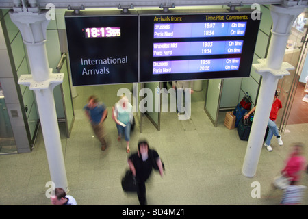 Passagiere verlassen den internationalen Ankunftsbereich des Eurostar-Terminal, St Pancras International Railway Station, London, UK. Stockfoto