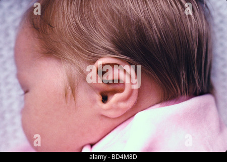 Babymädchen schlafen auf ihrer Seite Stockfoto