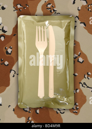 Einem militärischen Lebensmittel rationieren Paket mit Essgeschirr auf einem Hintergrund von Tan Tarnung Stockfoto