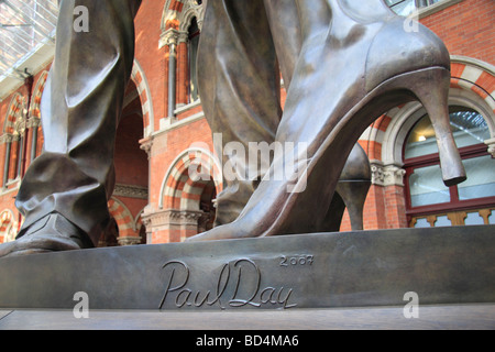 Eine Nahaufnahme von "The Meeting Place" des Bildhauers Paul Day, Bahnhof St Pancras International, London, UK. Stockfoto